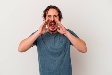Beyaz arka planda izole edilmiş beyaz bir adam heyecanlı bir şekilde bağırıyor..