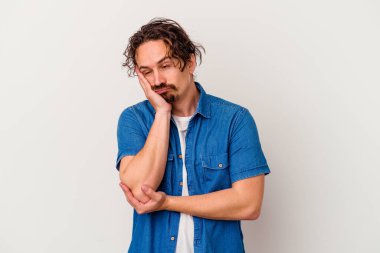 Beyaz arka planda izole edilmiş, sıkılmış, yorgun ve dinlenmeye ihtiyacı olan genç beyaz bir adam..