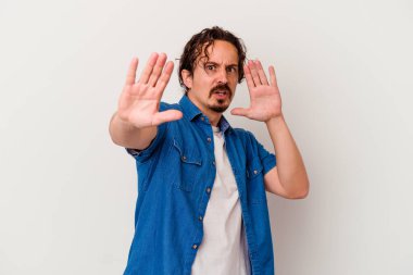 Beyaz arka planda izole genç beyaz adam yakın bir tehlike nedeniyle şoka uğruyor