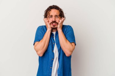 Beyaz arka planda izole edilmiş beyaz bir adam ağlıyor, bir şeyden memnun değil, acı ve kafa karışıklığı konsepti..