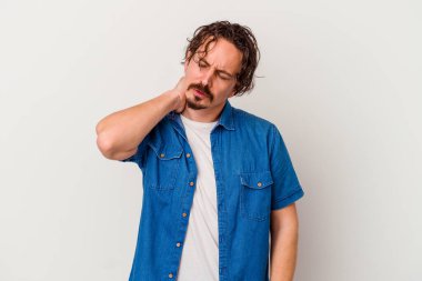 Beyaz arka planda izole olmuş genç beyaz bir adam stresten dolayı boynu ağrıyor, masaj yapıyor ve elle dokunuyor..