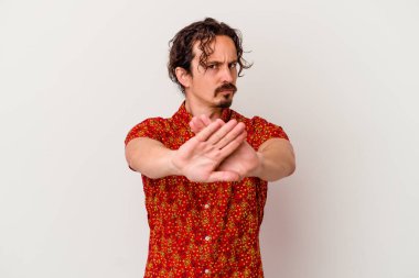 Beyaz arka planda izole edilmiş genç beyaz bir adam elini uzatmış, dur işareti göstererek seni engelliyor..