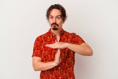 Beyaz arka planda izole edilmiş genç beyaz bir adam bir mola hareketi gösteriyor..