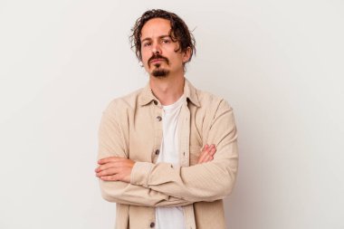 Beyaz arka planda izole edilmiş, sıkılmış, yorgun ve dinlenmeye ihtiyacı olan genç beyaz bir adam..