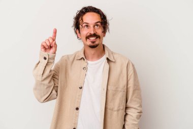 Beyaz arka planda izole genç beyaz adam işaret iki ön parmakları boş bir boşluk gösteren.