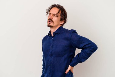 Beyaz arka planda izole edilmiş beyaz bir adam sırt ağrısı çekiyor..