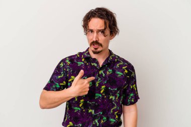 Beyaz arka planda izole edilmiş genç beyaz bir adam parmağını göstererek şaşırdı, geniş bir gülümsemeyle..