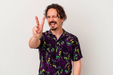 Beyaz arka planda izole edilmiş genç beyaz adam iki numarayı parmaklarıyla gösteriyor..