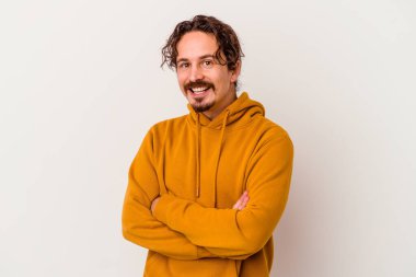 Beyaz arka planda izole genç beyaz adam gülüyor ve eğleniyor..