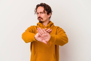 Beyaz arka planda izole genç beyaz adam inkar jesti yapıyor.