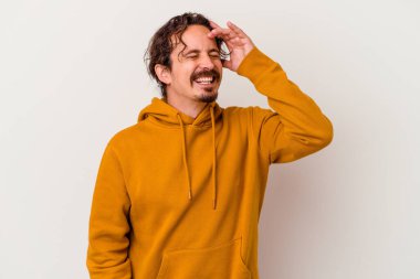 Beyaz arka planda izole edilmiş beyaz bir adam neşeli bir şekilde gülüyor. Mutluluk kavramı.