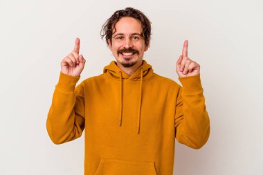 Beyaz arka planda izole genç beyaz adam işaret iki ön parmakları boş bir boşluk gösteren.