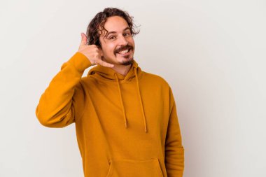 Beyaz arka planda izole edilmiş genç beyaz bir adam parmakları olan bir cep telefonu hareketi gösteriyor..