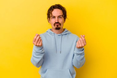 Sarı arka planda izole edilmiş genç beyaz adam, kadının hiç parası olmadığını gösteriyor..