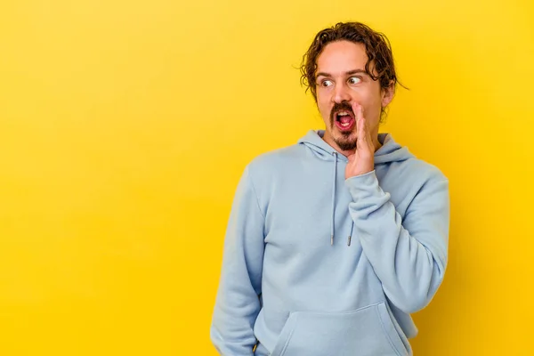 Joven Hombre Caucásico Aislado Sobre Fondo Amarillo Está Diciendo Una — Foto de Stock