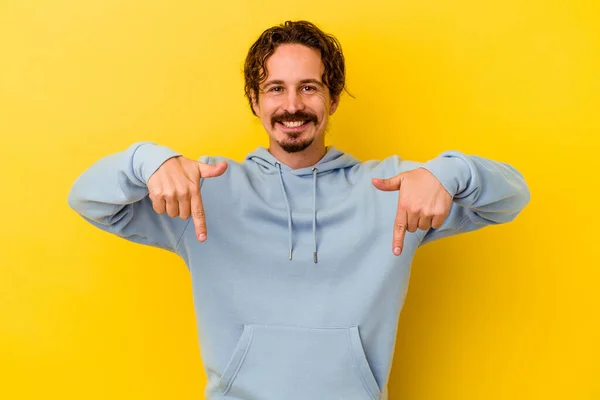 Young Caucasian Man Isolated Yellow Background Points Fingers Positive Feeling — Stock Photo, Image