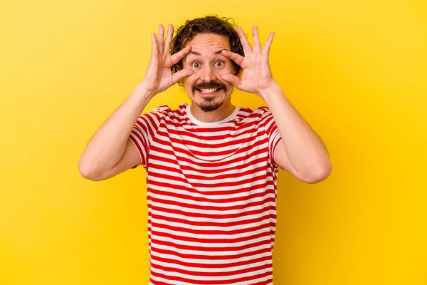 Joven Hombre Caucásico Aislado Sobre Fondo Amarillo Manteniendo Los Ojos —  Fotos de Stock