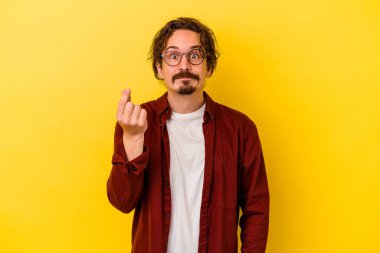 Sarı arka planda izole edilmiş genç beyaz adam, kadının hiç parası olmadığını gösteriyor..