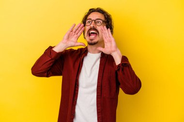 Sarı arka planda izole edilmiş beyaz bir adam heyecanlı bir şekilde bağırıyor..