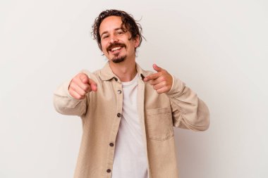 Beyaz arka planda soyutlanmış beyaz tenli genç adam öne bakan neşeli gülümsemeler..