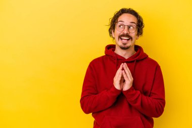 Kafkasyalı genç bir adam sarı arka planda izole edildi. Aklında bir plan oluşturdu..