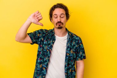 Sarı arka planda izole edilmiş, hoşlanmadığı bir hareket gösteren beyaz bir genç. Anlaşmazlık konsepti.