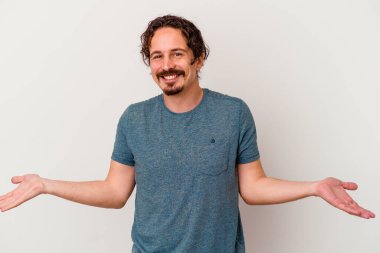 Beyaz arka planda izole edilmiş beyaz bir genç hoş bir ifade sergiliyor..