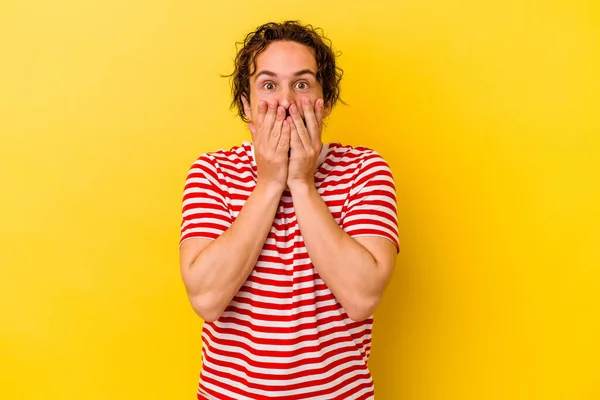 Joven Hombre Caucásico Aislado Sobre Fondo Amarillo Impactado Cubriendo Boca — Foto de Stock