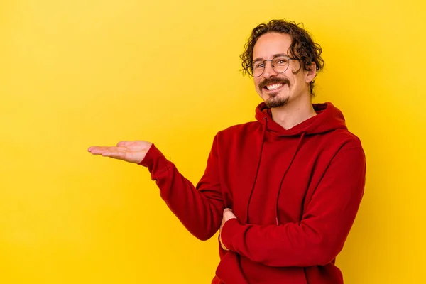 Young Caucasian Man Isolated Yellow Background Showing Copy Space Palm — Stock Photo, Image