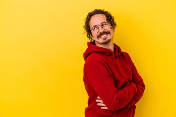 Joven Hombre Caucásico Aislado Sobre Fondo Amarillo Sonriendo Confiado Con —  Fotos de Stock