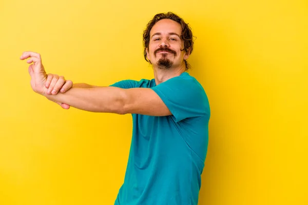 Hombre Joven Caucásico Aislado Sobre Fondo Amarillo Brazos Extendidos Posición — Foto de Stock