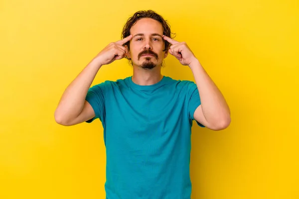 Young Caucasian Man Isolated Yellow Background Focused Task Keeping Forefingers — Stock Photo, Image