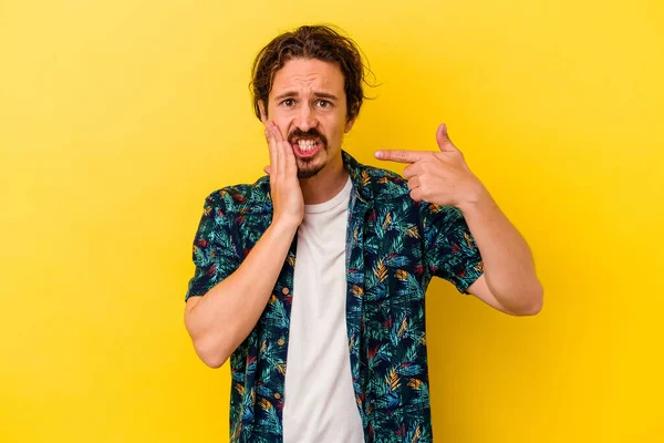 Jonge Blanke Man Geïsoleerd Gele Achtergrond Met Een Sterke Tanden — Stockfoto