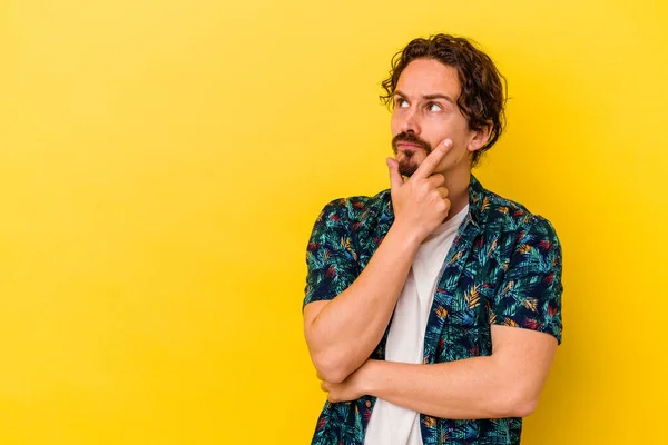 Jovem Caucasiano Isolado Fundo Amarelo Olhando Para Lados Com Expressão — Fotografia de Stock