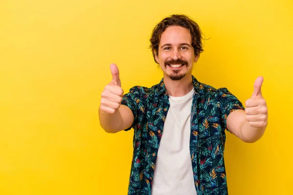 Jovem Caucasiano Isolado Fundo Amarelo Sorrindo Levantando Polegar — Fotografia de Stock