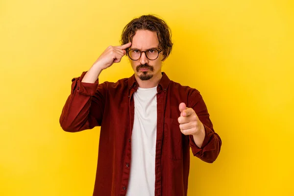 Jovem Caucasiano Isolado Fundo Amarelo Apontando Templo Com Dedo Pensando — Fotografia de Stock