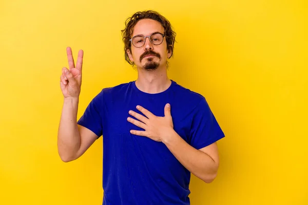 Joven Hombre Caucásico Aislado Sobre Fondo Amarillo Haciendo Juramento Poniendo — Foto de Stock