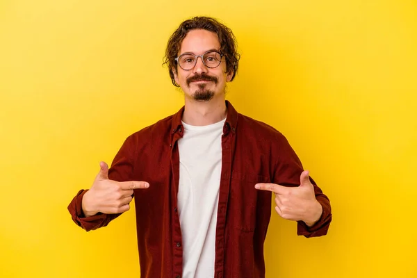 Jovem Caucasiano Isolado Fundo Amarelo Pessoa Apontando Mão Para Espaço — Fotografia de Stock