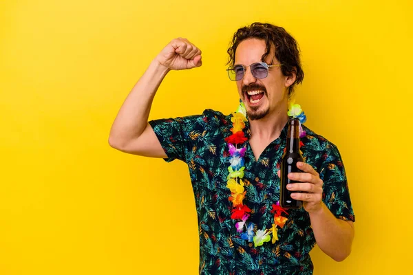 Junger Kaukasischer Mann Einer Hawaiianischen Halskette Mit Einem Bier Auf — Stockfoto