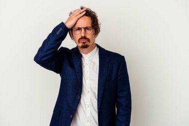 Genç iş adamı beyaz arka planda izole edilmiş. Çok yorgun ve uykulu. Elini başının üstünde tutuyor..