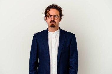 Beyaz arka planda izole edilmiş genç bir iş adamı yanakları şişer, yorgun bir ifadeye sahiptir. Yüz ifadesi kavramı.