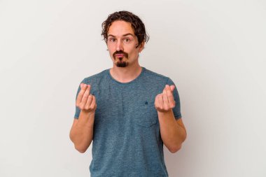 Beyaz arka planda izole genç beyaz adam onun hiç parası olmadığını gösteriyor.