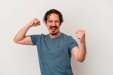 Beyaz arka planda izole edilmiş genç beyaz adam dans ediyor ve eğleniyor..