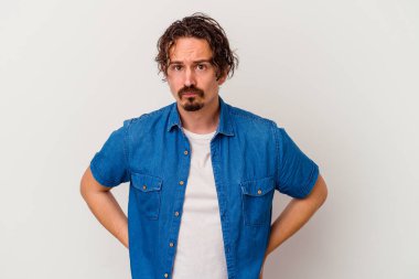 Beyaz arka planda izole olmuş beyaz tenli genç adamın yanakları şişer, yorgun bir ifadesi vardır. Yüz ifadesi kavramı.