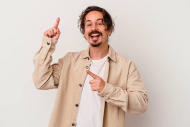 Beyaz arka planda izole edilmiş genç beyaz adam dans ediyor ve eğleniyor..