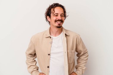 Beyaz arka planda izole edilmiş beyaz bir adam. Kendine güveniyor. Kalçaları tutuyor..