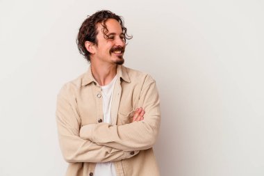 Beyaz arka planda izole genç beyaz adam gülüyor ve eğleniyor..