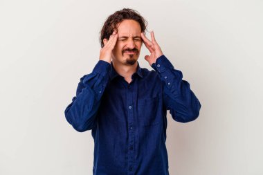 Beyaz arka planda izole edilmiş genç beyaz bir adam tapınaklara dokunuyor ve başı ağrıyor..