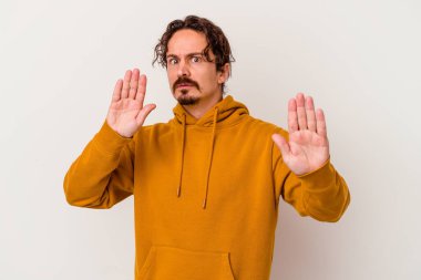 Beyaz arka planda izole genç beyaz adam yakın bir tehlike nedeniyle şoka uğruyor