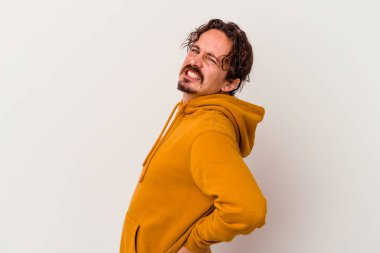 Beyaz arka planda izole edilmiş beyaz bir adam sırt ağrısı çekiyor..